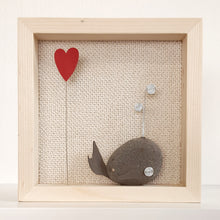Carica l&#39;immagine nel visualizzatore di Gallery, Balenottera e cuoricino su sfondo beige