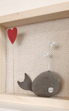Carica l&#39;immagine nel visualizzatore di Gallery, Balenottera e cuoricino su sfondo beige