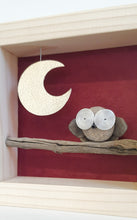 Carica l&#39;immagine nel visualizzatore di Gallery, Gufetto su sfondo amaranto con luna dorata MINI