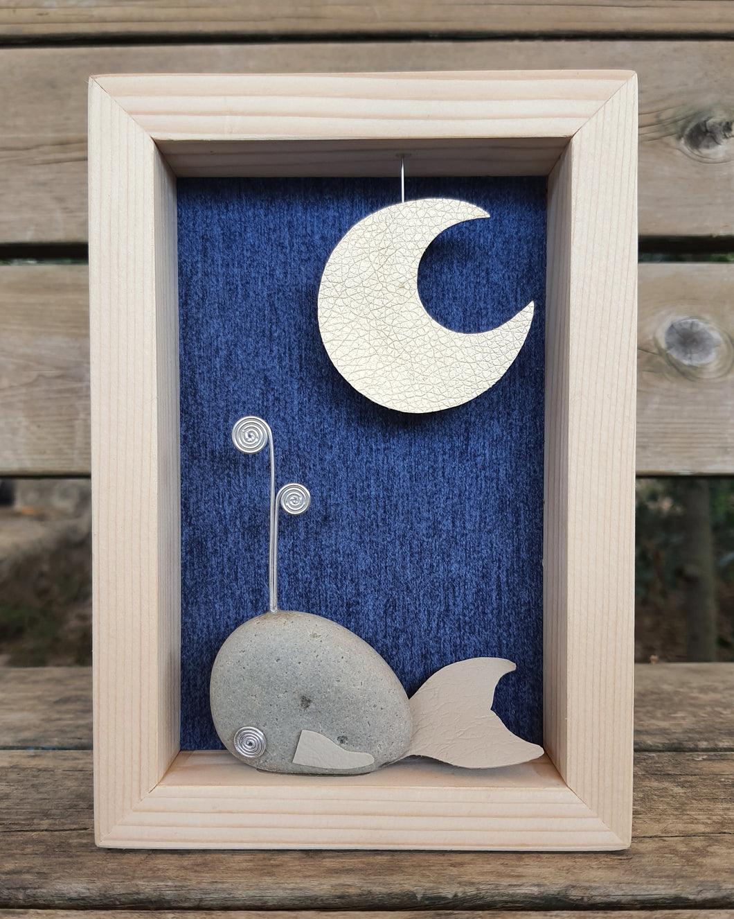 Balenottera e luna su sfondo azzurro MIDI