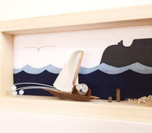 Carica l&#39;immagine nel visualizzatore di Gallery, Gufetto in barca con Sella Del Diavolo su sfondo blu