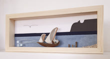 Carica l&#39;immagine nel visualizzatore di Gallery, Gufetto sul veliero con Sella Del Diavolo su sfondo azzurro