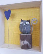 Carica l&#39;immagine nel visualizzatore di Gallery, Gattino su sfondo giallo con cuore viola MINI