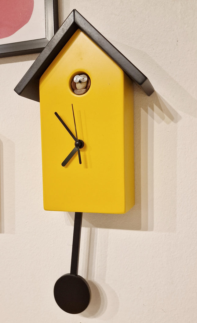 Orologio a pendolo giallo