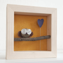 Carica l&#39;immagine nel visualizzatore di Gallery, Gufetto su sfondo senape con cuore viola MINI