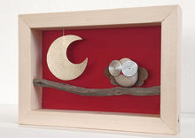 Carica l&#39;immagine nel visualizzatore di Gallery, Gufetto sul ramo e luna su sfondo amaranto MIDI