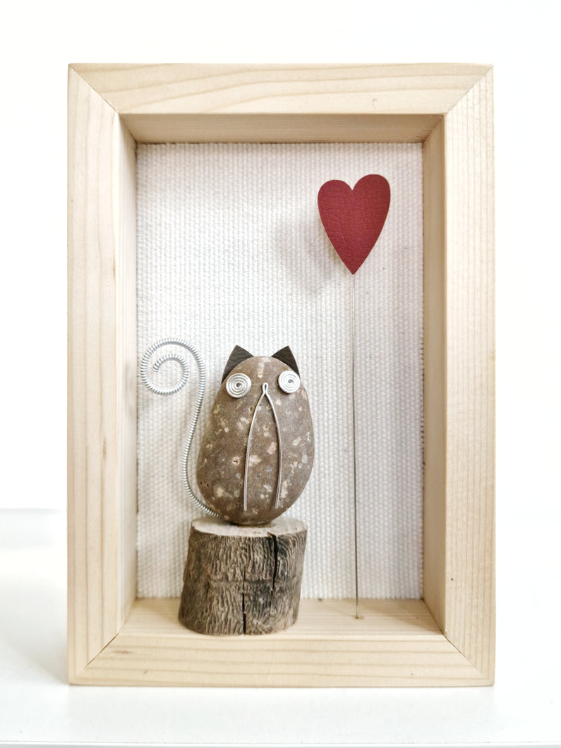 Gattino e cuore su sfondo beige MIDI
