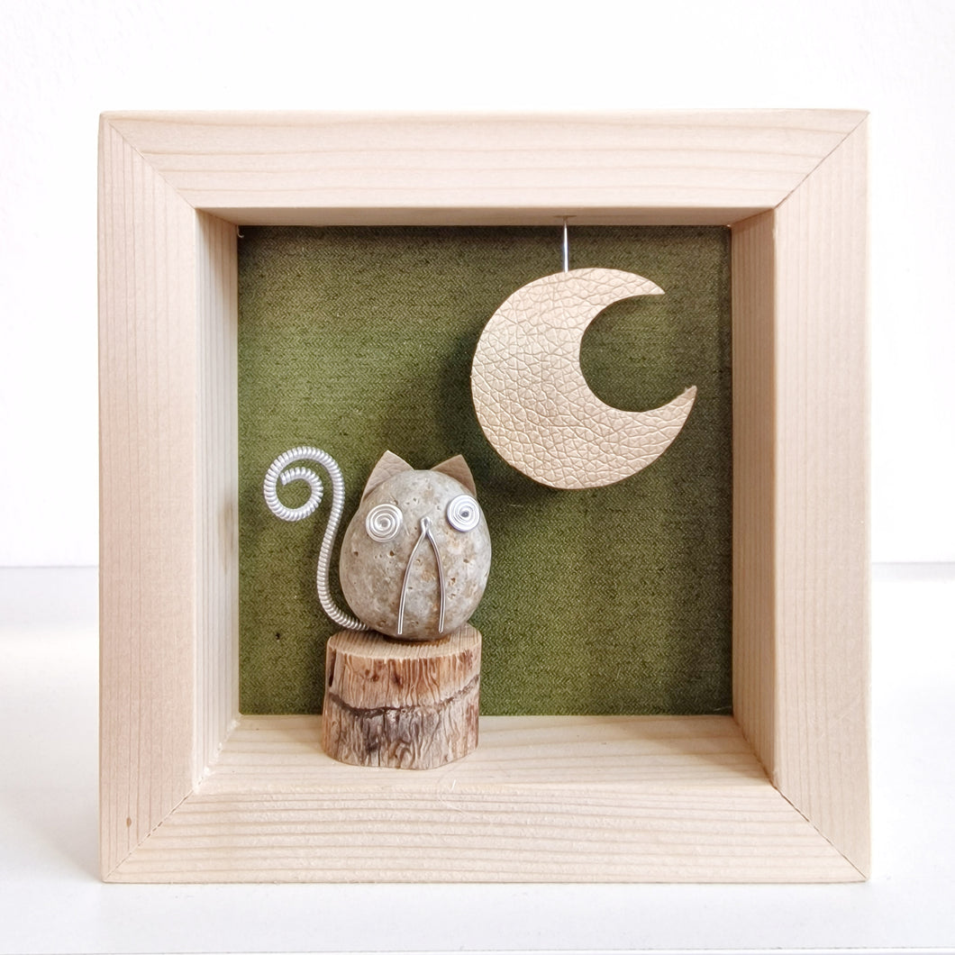 Gattino su sfondo verde con luna dorata MINI