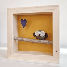 Carica l&#39;immagine nel visualizzatore di Gallery, Gufetto su sfondo senape con cuore viola MINI