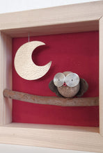 Carica l&#39;immagine nel visualizzatore di Gallery, Gufetto su sfondo amaranto con luna dorata MINI