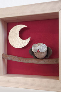 Gufetto su sfondo amaranto con luna dorata MINI