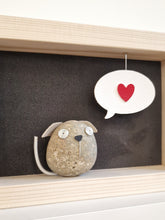 Carica l'immagine nel visualizzatore di Gallery, Cagnolino e cuore su sfondo grigio