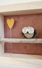 Carica l'immagine nel visualizzatore di Gallery, Gufetto su sfondo cipria con cuore giallo MINI