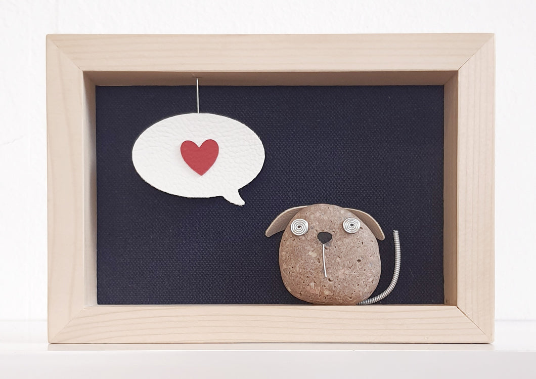 Cagnolino e cuore su sfondo blu navy