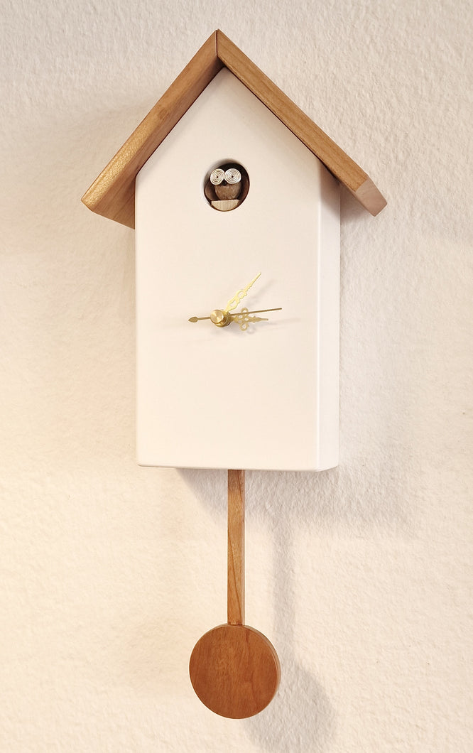 Orologio a pendolo bianco e ciliegio