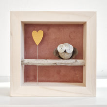 Carica l'immagine nel visualizzatore di Gallery, Gufetto su sfondo cipria con cuore giallo MINI