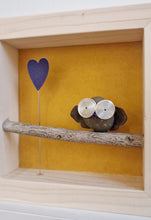 Carica l&#39;immagine nel visualizzatore di Gallery, Gufetto su sfondo senape con cuore viola MINI