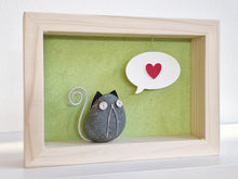 Carica l'immagine nel visualizzatore di Gallery, Gattino e cuore su sfondo verde