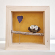 Carica l&#39;immagine nel visualizzatore di Gallery, Gufetto su sfondo senape con cuore viola MINI