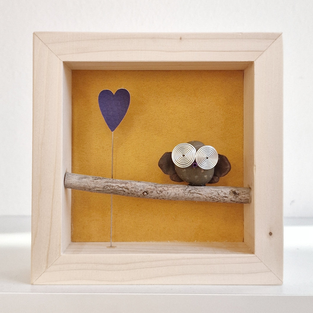 Gufetto su sfondo senape con cuore viola MINI