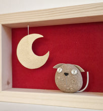 Carica l'immagine nel visualizzatore di Gallery, Cagnolino e luna su sfondo rosso