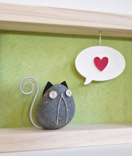 Carica l'immagine nel visualizzatore di Gallery, Gattino e cuore su sfondo verde