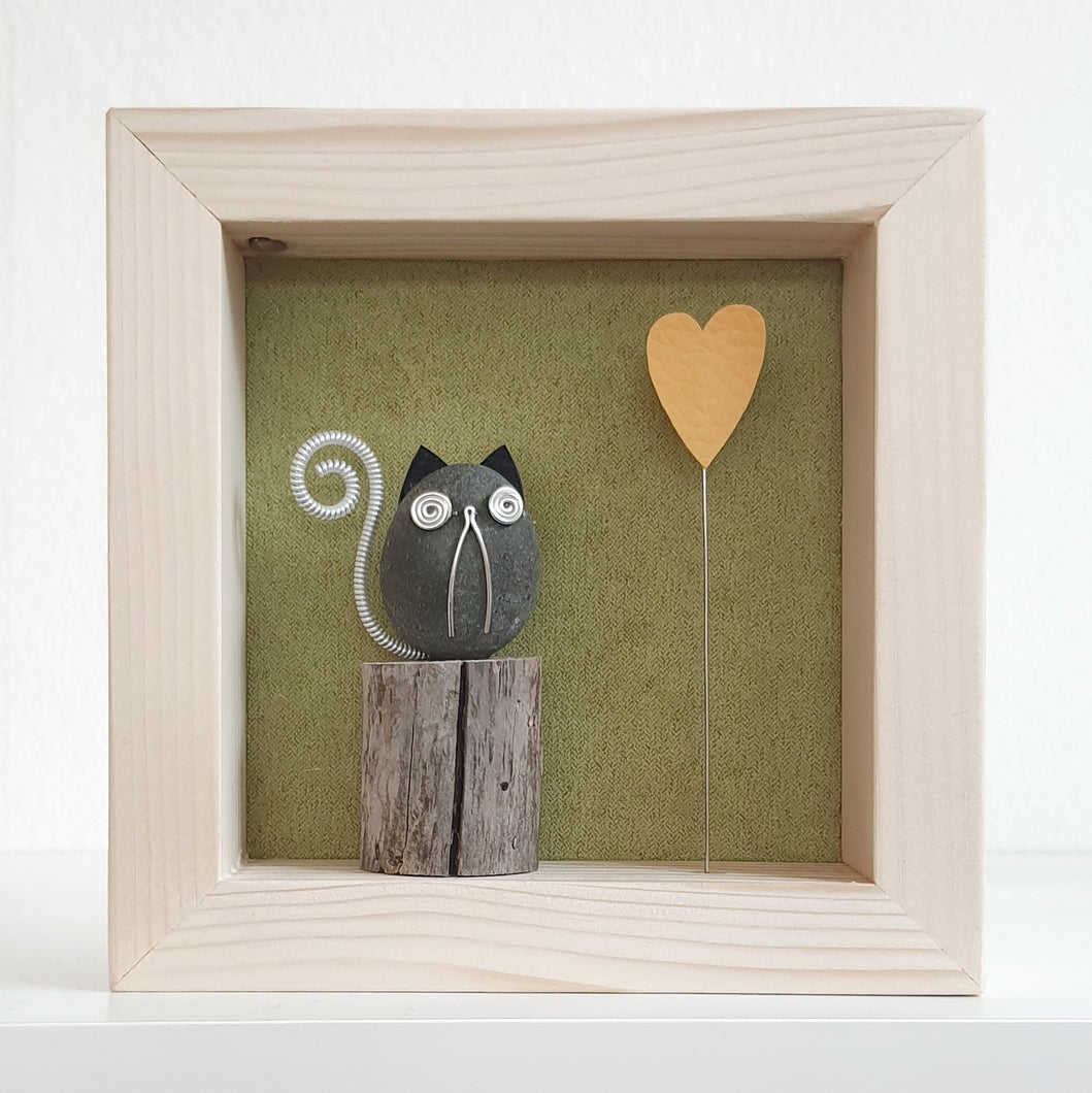 Gattino su sfondo verde con cuore giallo MINI