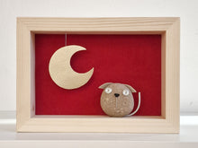 Carica l'immagine nel visualizzatore di Gallery, Cagnolino e luna su sfondo rosso