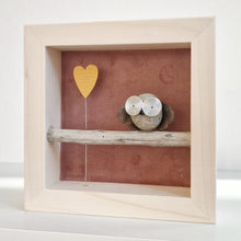 Carica l'immagine nel visualizzatore di Gallery, Gufetto su sfondo cipria con cuore giallo MINI