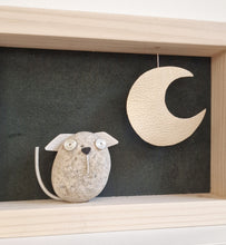 Carica l'immagine nel visualizzatore di Gallery, Cagnolino e luna su sfondo verde bosco