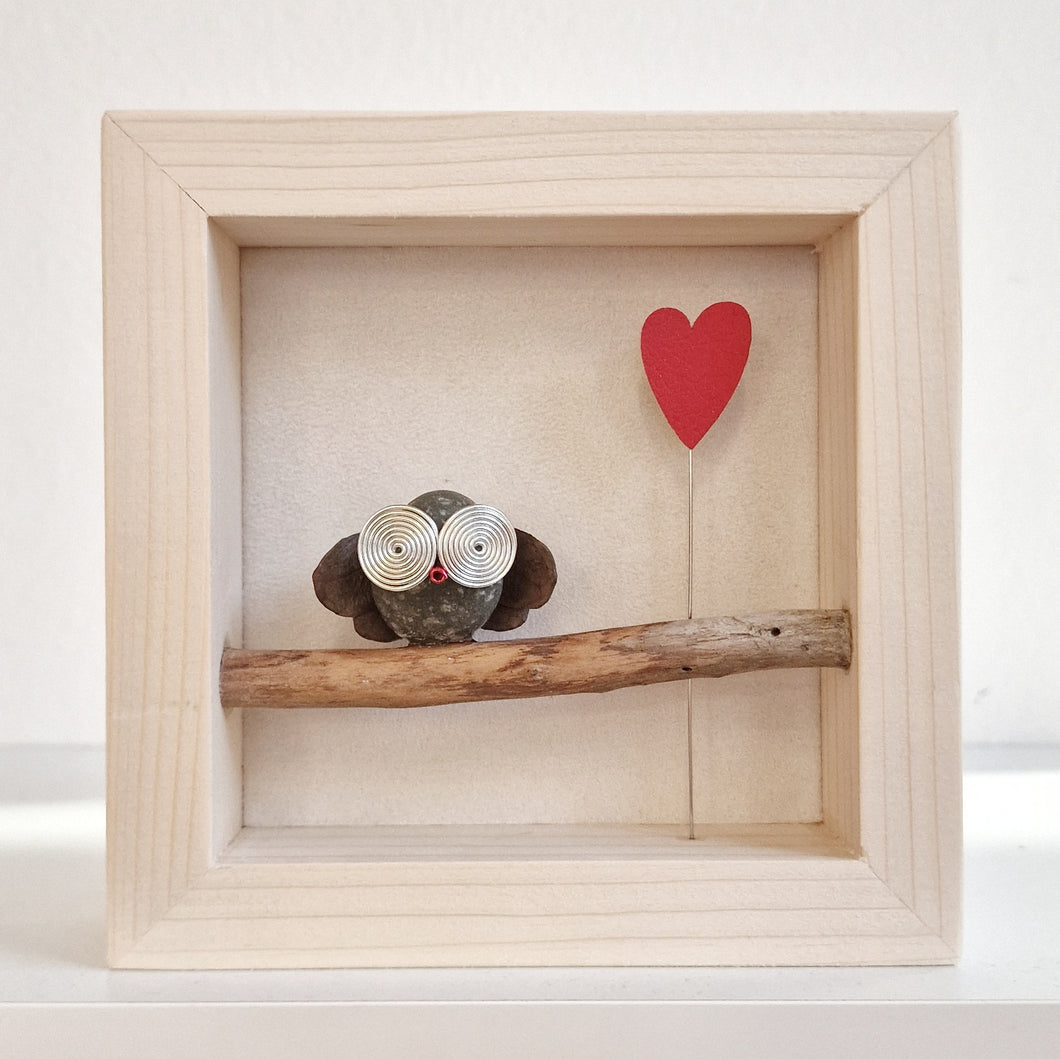 Gufetto su sfondo panna con cuore rosso MINI