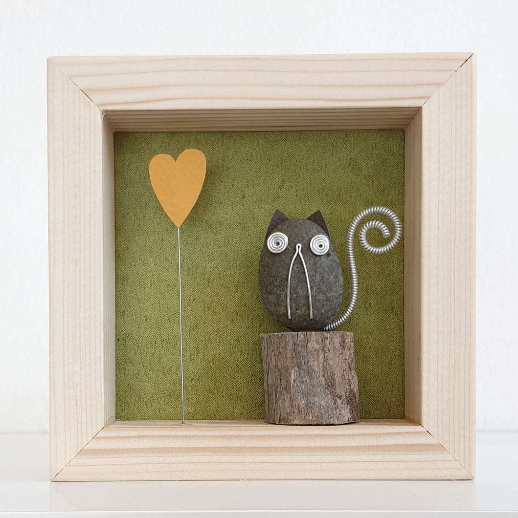 Gattino su sfondo verde con cuore giallo MINI