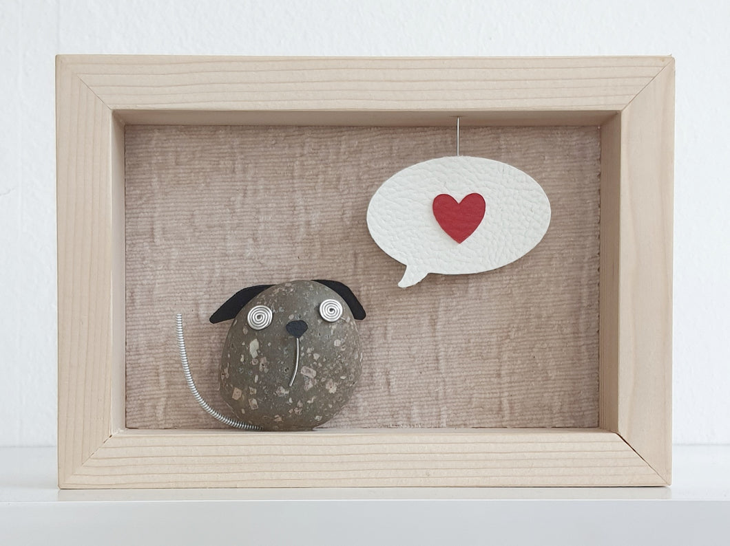 Cagnolino e cuore su sfondo beige