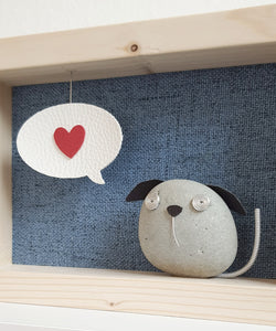 Cagnolino e cuore su sfondo azzurro
