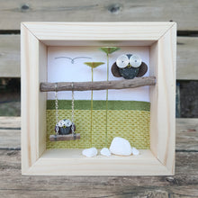 Carica l&#39;immagine nel visualizzatore di Gallery, Gufetto sull&#39;altalena con sfondo verde acido MINI