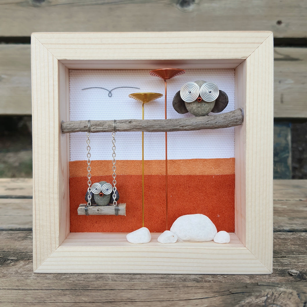 Gufetto sull'altalena con sfondo arancio MINI
