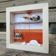 Carica l&#39;immagine nel visualizzatore di Gallery, Gufetto sull&#39;altalena con sfondo arancio MINI