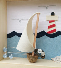 Carica l&#39;immagine nel visualizzatore di Gallery, Gufetto in barca con Faro su sfondo chiaro MINI