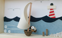 Carica l&#39;immagine nel visualizzatore di Gallery, Gufetto in barca con Faro sullo sfondo MIDI