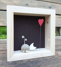 Carica l&#39;immagine nel visualizzatore di Gallery, Balenottera e cuoricino con sfondo nero MINI
